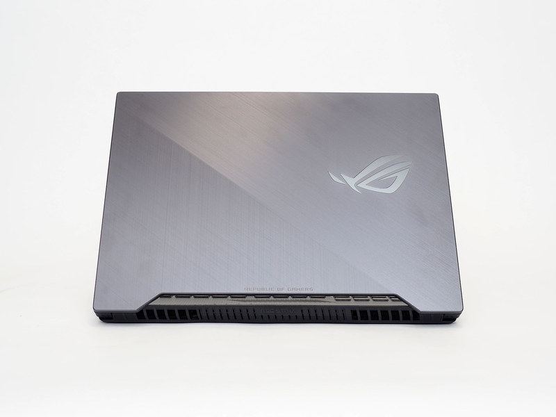 斜めに境界を設け、異なる角度でヘアライン加工を施し、ROGマークとともにROGノートをアピールしている