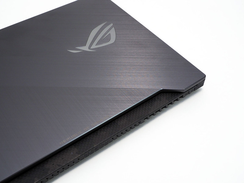 天板部分の左右ヒンジ間に相当する部分をカットし、キーボード面のデザインを見せている