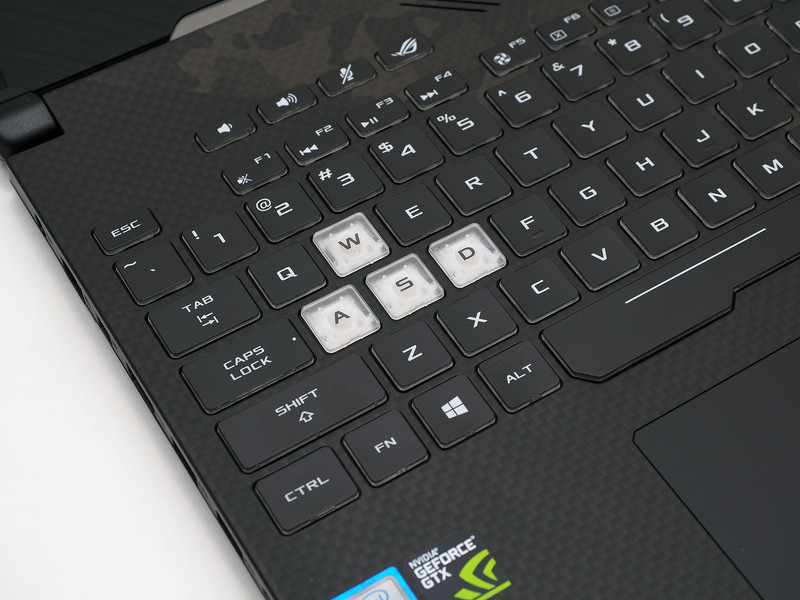 W/A/S/Dキーは半透明。0.25mmのわずかなくぼみを設けたキートップやNキーロールオーバー対応、浅めのトラベルディスタンスなど、ゲーミング向けのスペックだ