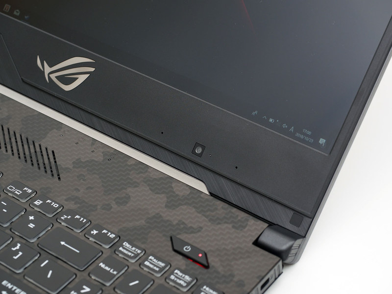 Webカメラ(とマイク)は下側ベゼルの右寄りにある。中央ではないため、ビデオチャットはまだしもWeb配信などには別途外付けのものを用意したほうがよいかもしれない