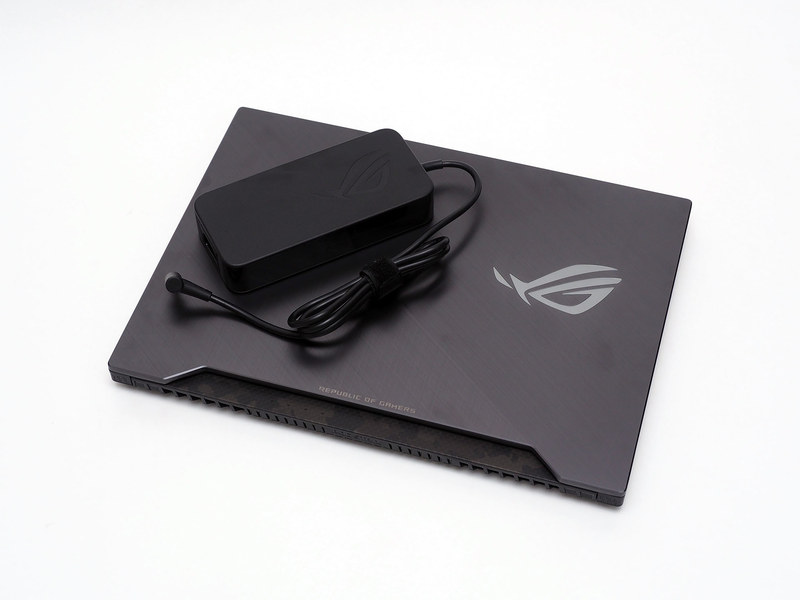 ACアダプタもかなり大型で、出力は230W