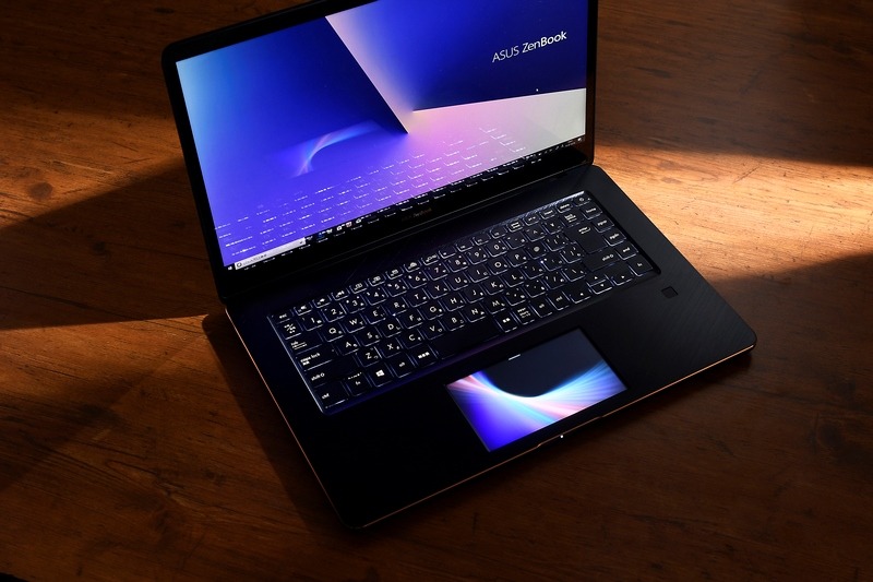 タッチパッドとディスプレイが統合されたScreenPadを搭載するASUS「ZenBook Pro 15」