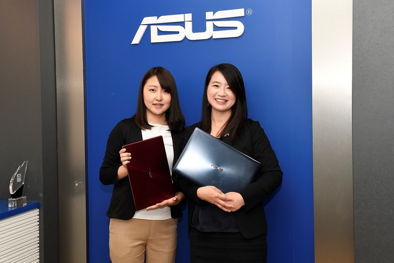 ASUS JAPAN株式会社システムマーケティング部のシンシア・テン氏(右)と熊谷歩美氏(左)
