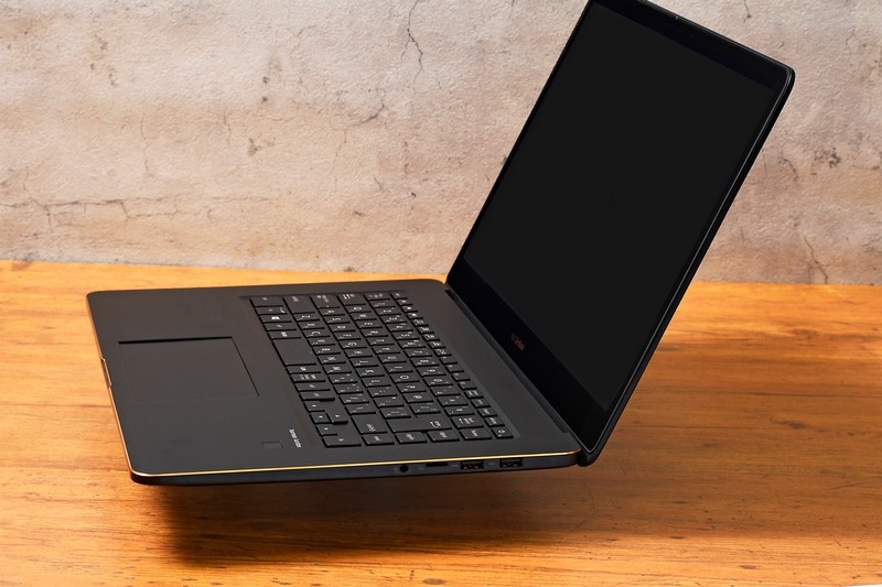 左側面に音声端子、microSDカードスロット、USB 3.1×2