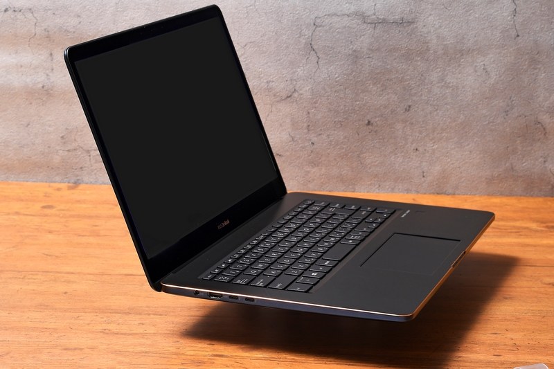 左側面に、電源端子、HDMI、Thunderbolt 3×2