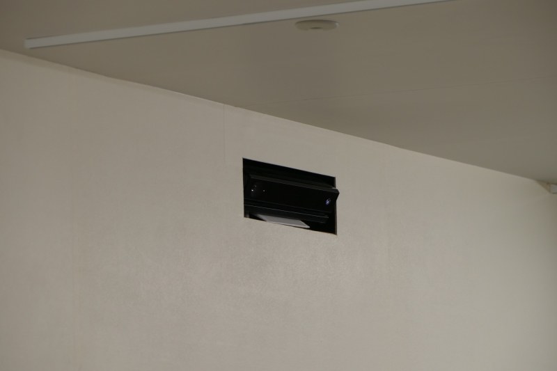 壁には1つ距離画像センサーが埋められており、人の動作認識に使われていた