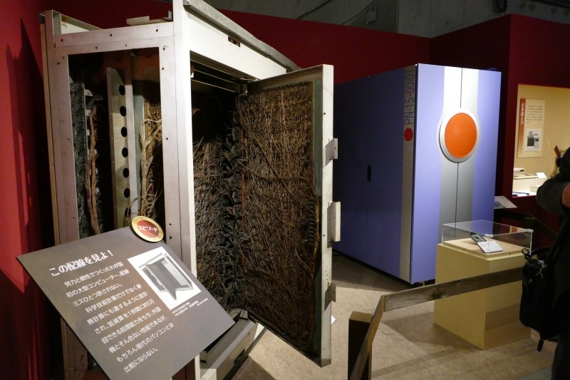 国産初の大型コンピュータ日立「大型汎用電子計算機HITAC5020」1964年。奥は地球シミュレータ1号機