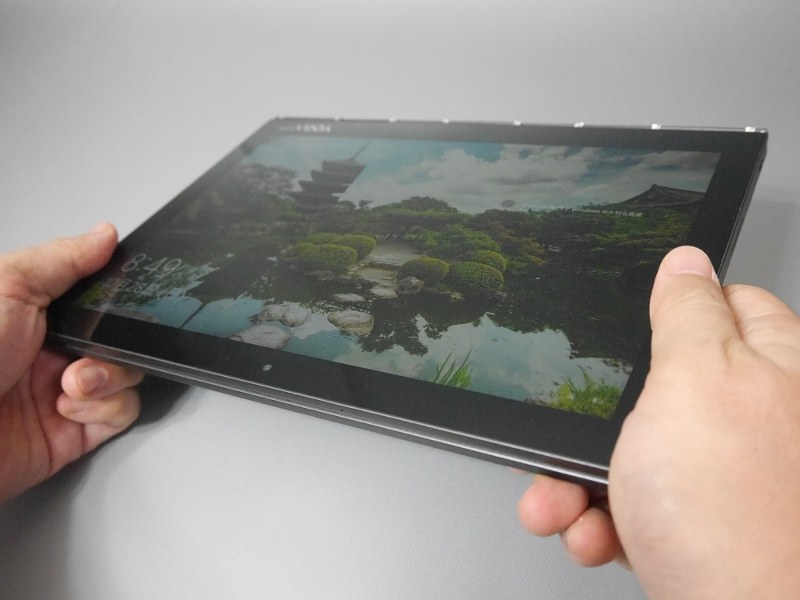 タブレットの形態で使用できる。これは液晶側の表示をオンにしている状態