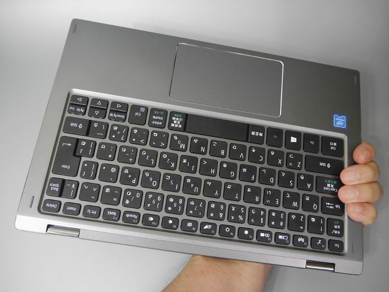 物理キーボードを搭載した一般的な2in1では、このように背面にキーボードが来るため、手に持った状態で指先にキーがふれることになる