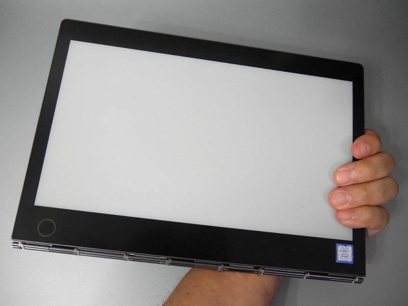 本製品のキーボードはE Inkディスプレイ表示なので完全にフラットで、手に持っても指先にキーがふれることなく、違和感がない