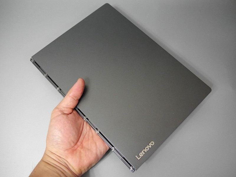 閉じた状態。ロゴの配置といい、見るからに本らしいルックスだ