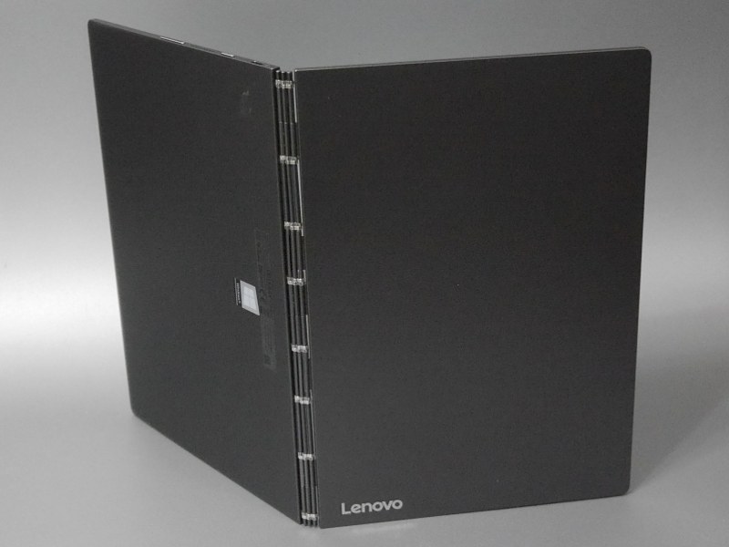 本のように開いた状態。底面に当たる面(左側)にゴム足などがないこともあり、2in1デバイスを広げて立てているようには見えない