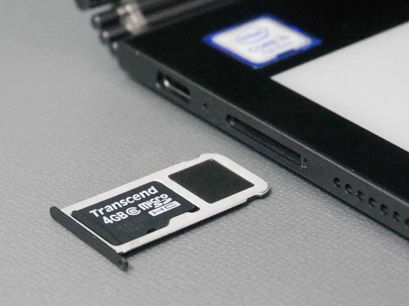 メモリカードスロットはSIM共用でピンで取り出す仕組みのため、頻繁な抜き差しには不向きだ