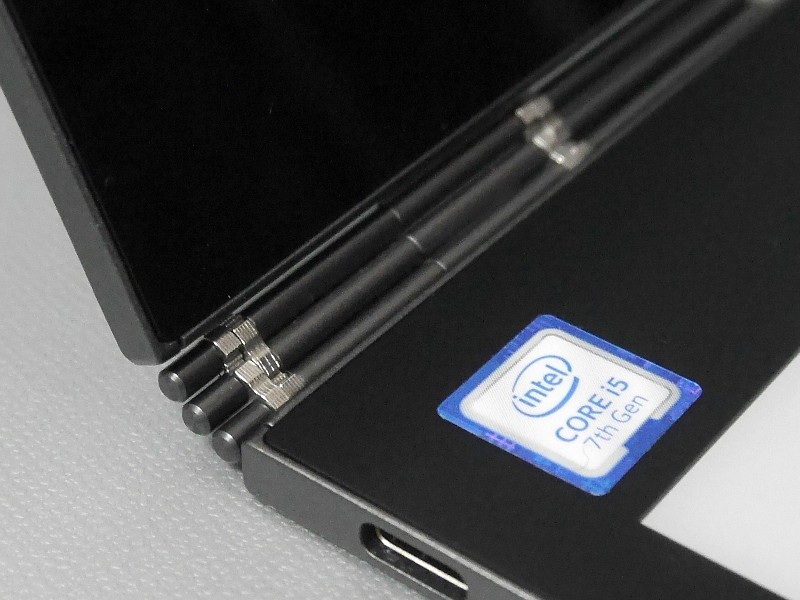 本製品のヒンジ部。すだれのような独特の構造