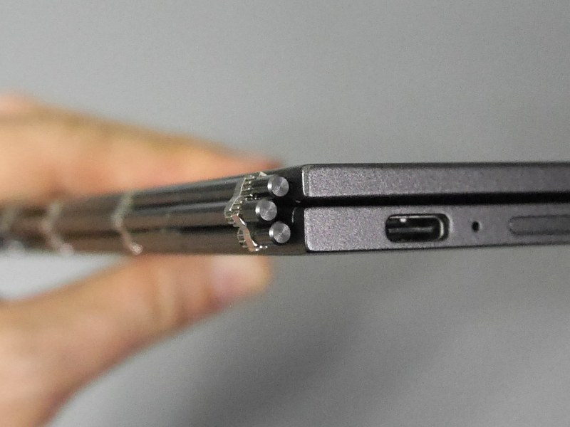 畳んだ状態。この構造により360度の画面回転を実現している