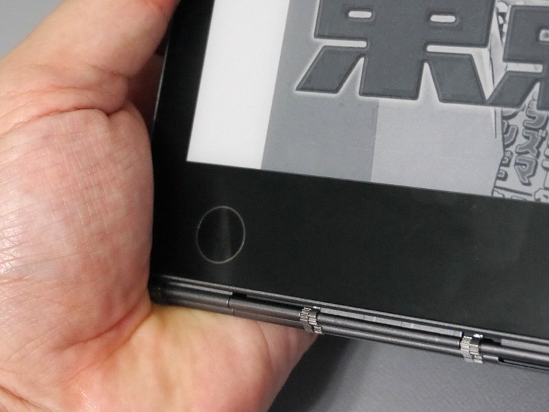 ただしこのヒンジが手のひらに当たる持ち方は少々痛い。本体を上下逆にし、ヒンジ部が上に来るように持ったほうがよさそうだ