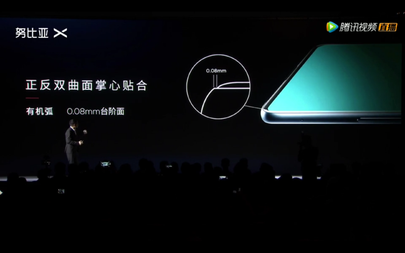 背面ディスプレイを見ているときでも手にしたときの感触を重視し、2.5Dガラスを採用し、段差を少なくした