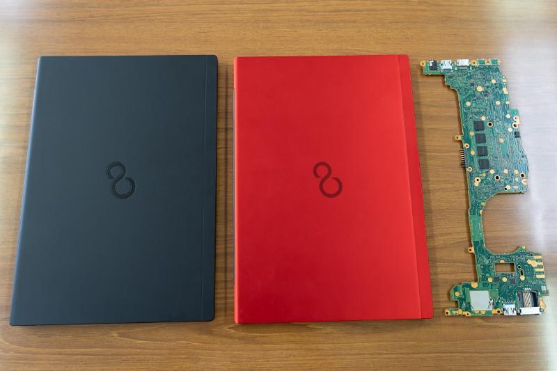 LIFEBOOK UH-Xシリーズの天板と基盤。天板(Aカバー)は従来からマグネシウムリチウムだったが、今回はCカバーとDカバーもマグネシウムリチウムに