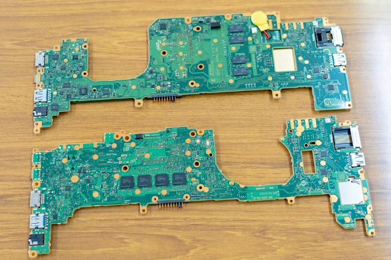 上が従来モデルのマザーボード、下がUH-Xのマザーボード。従来モデルのマザーボードにはSO-DIMMソケットが用意されている