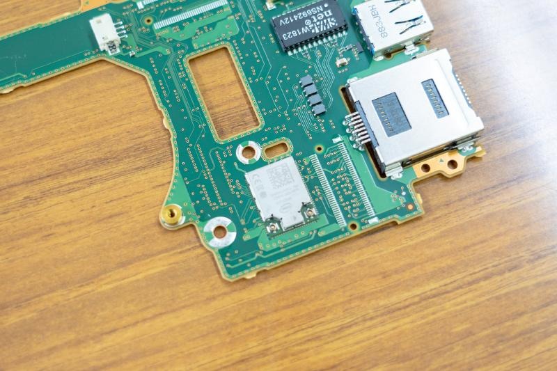 Wi-Fi/BTモジュールは基盤に直付けになっている