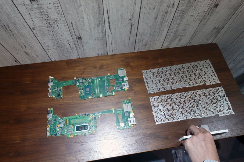 基板とキーボードのフレーム(下が新基板)