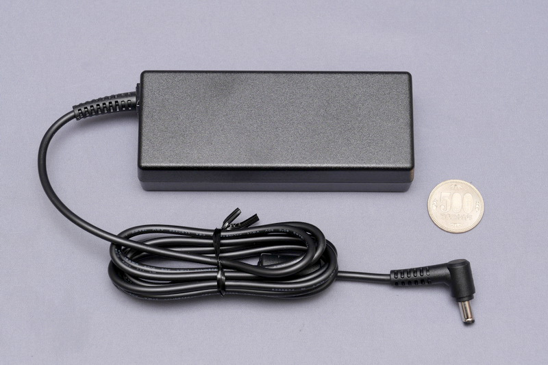 付属ACアダプタは、余裕のある電力を供給するために、モバイルPC向けとしてはややサイズの大きいものが付属する