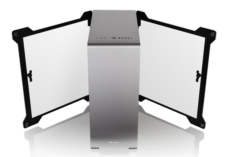 左右ともに強化ガラスを採用