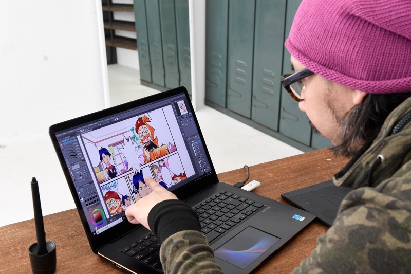 CLIP STUDIO PAINT EXは快適に動作。カラー原稿で液晶の品質を見てもらったが、自宅のディスプレイより発色がいいと北上氏