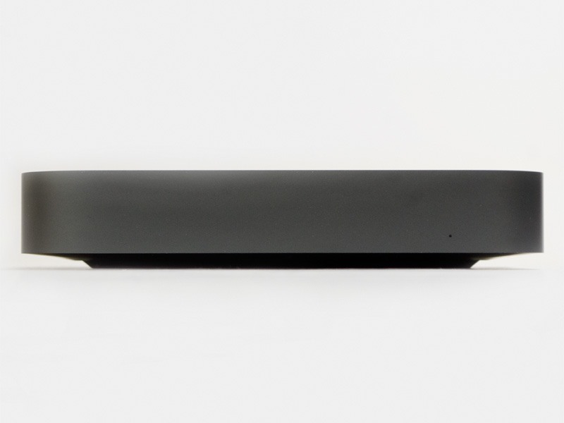 前面。右下に電源LEDのみ。Mid 2011/Late 2012/Late 2014は右上にあった