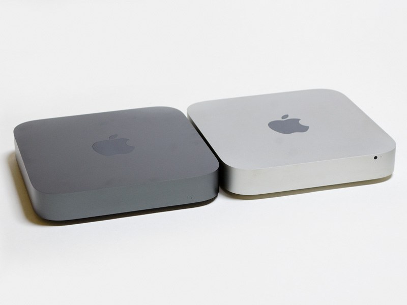 Mac mini Mid 2011とのツーショット。筐体サイズは同じで色違い