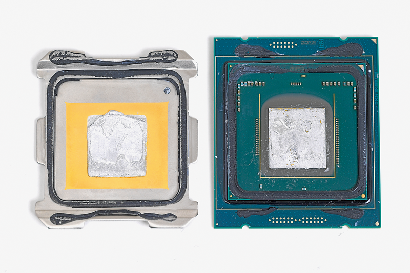 ソルダリングで接着されたCPUの内部はこのようになっている。こちらはIntel Core i7-6950Xを殻割りしたもの