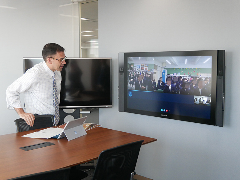 日本マイクロソフト社長室と、札幌市立新川中学校をSkypeで結んだ授業の様子