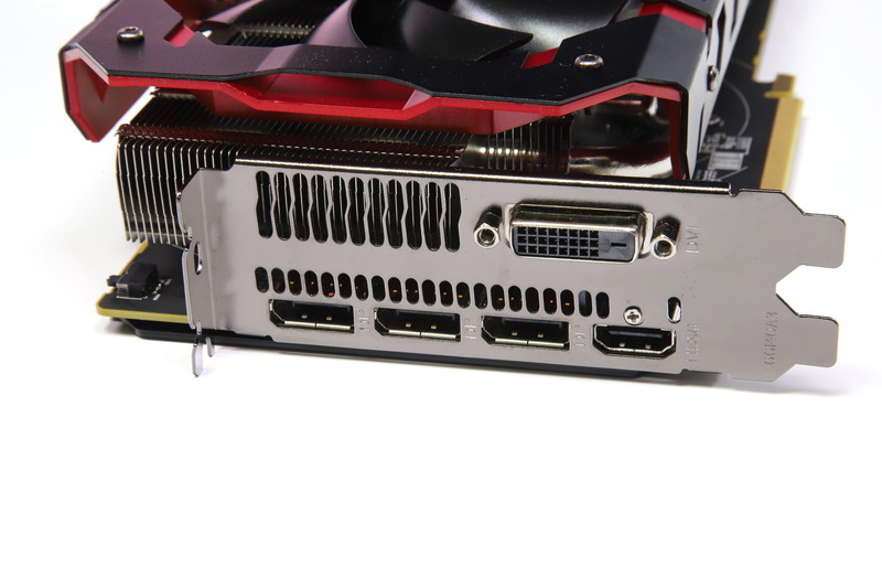 画面出力端子。DisplayPort×3、HDMI×1、DVI-D×1