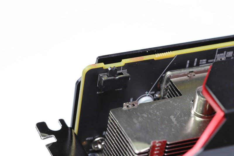 ブラケット付近のスライドスイッチはVBIOSの切り替えスイッチ。ブラケット側が「Ultra-OC」、補助電源コネクタ側が「Silent-OC」。スイッチの切り替えは電源をオフにした状態で行なう