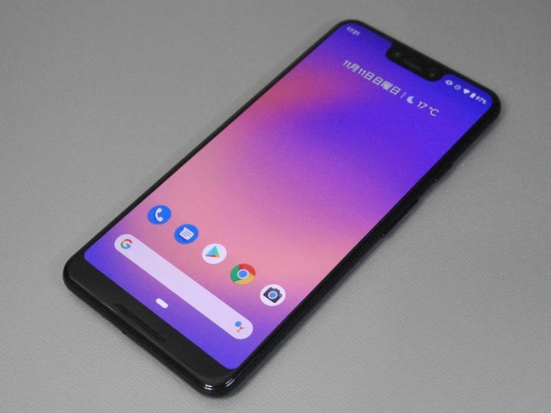 製品本体。左右はベゼルレスと言っていいスリムさだが、下はややベゼルに厚みがある