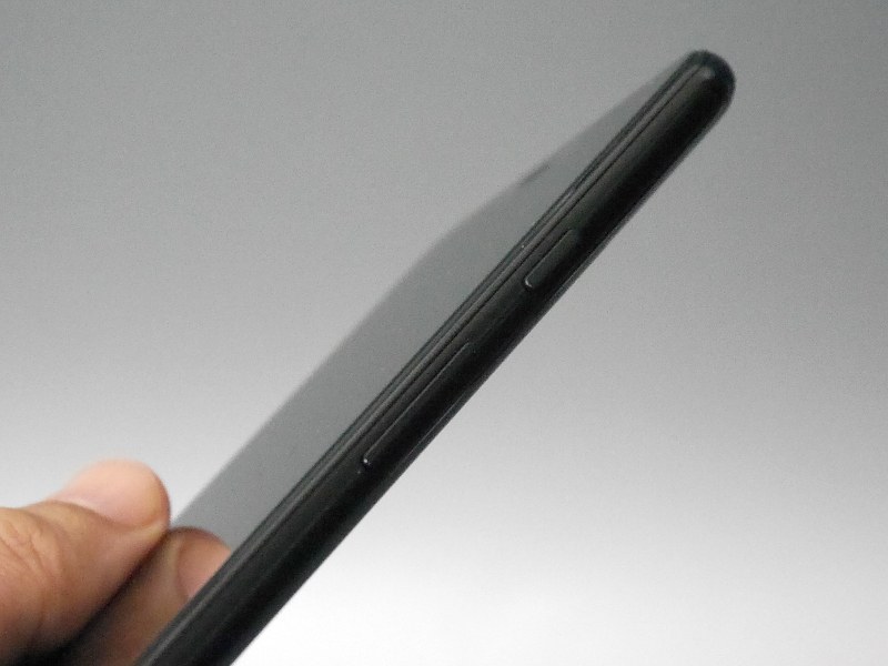 電源ボタン、音量ボタンはともに右側面に配置される