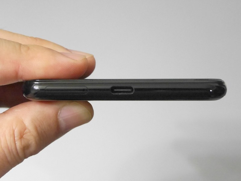 コネクタはUSB Type-C。隣にSIMカードスロットを備える。イヤフォンジャックはない