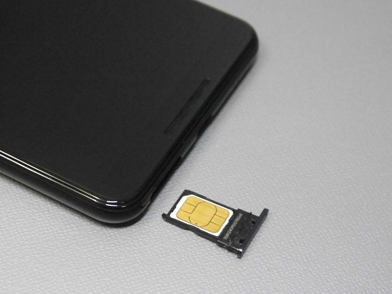 SIMトレイはNano SIMサイズ。メモリカードは使えない
