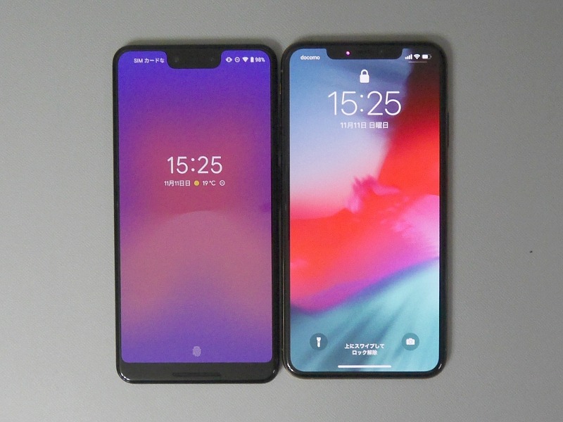 左が本製品、右がiPhone XS Max。筐体はほぼ同一と言っていいサイズ