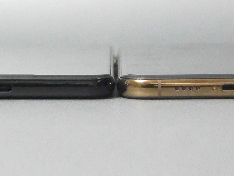 厚みの差はわずか0.2mm。コネクタは本製品がUSB Type-C、iPhone XS MaxはLightning