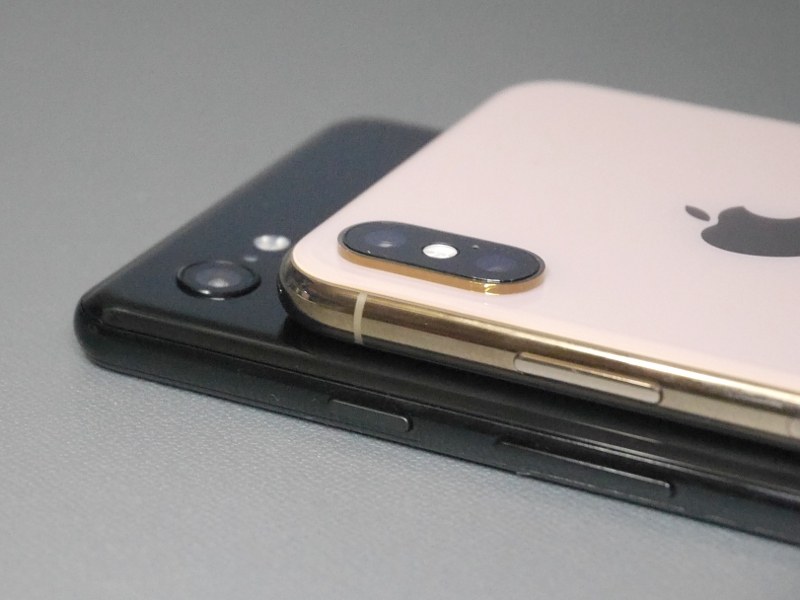 カメラの厚みの比較。両製品ともに背面から突出しているが、iPhone XS Max(上)のほうがより厚みがある