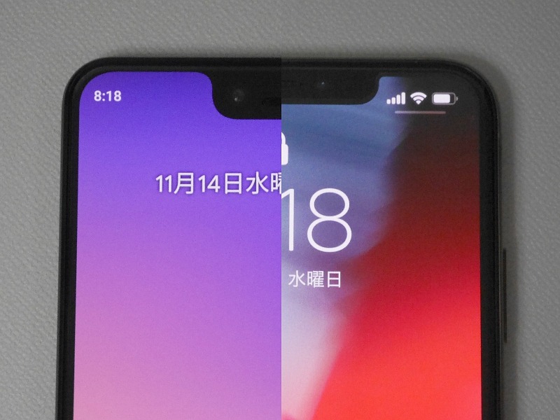 ノッチの大きさの比較。向かって左半分が本製品、右半分がiPhone XS Max。本製品のほうが高さがあるが、横幅は逆せまい