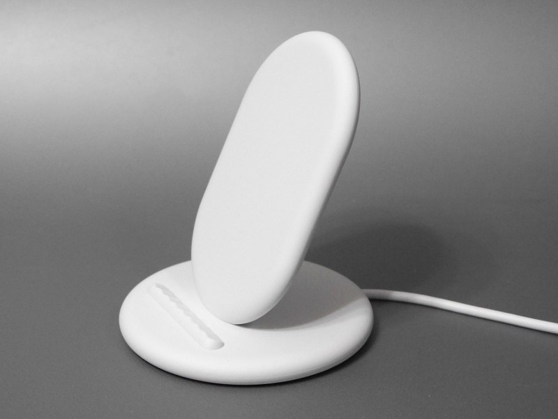 ワイヤレス充電が可能なオプション「Pixel Stand」。余談だが、Qi対応であることからiPhone XS Maxも充電できる