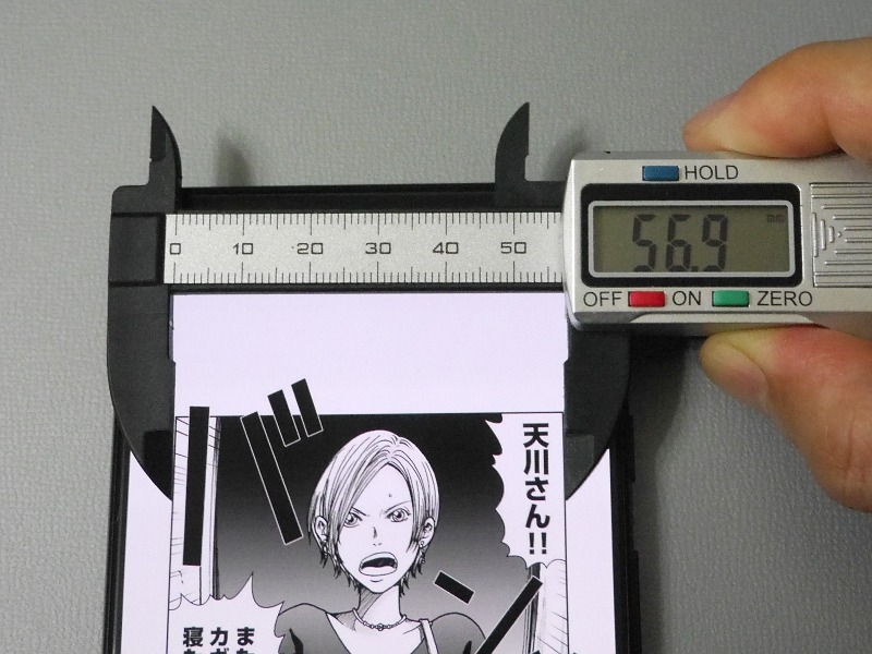 コマの横幅は本製品が56.9mm。iPhone XS Maxだと55.6mmなので本製品のほうがわずかに大きい。前回のiPhone XS Maxのレビュー(<a href="https://pc.watch.impress.co.jp/docs/column/ebook/1144715.html">Apple「iPhone XS Max」で電子書籍を試す</a>)や、Androidスマートフォンのレビュー(<a href="https://pc.watch.impress.co.jp/docs/column/ebook/1136930.html">イマドキの“縦長高解像度スマホ”で電子書籍を試す</a>)も参照されたい