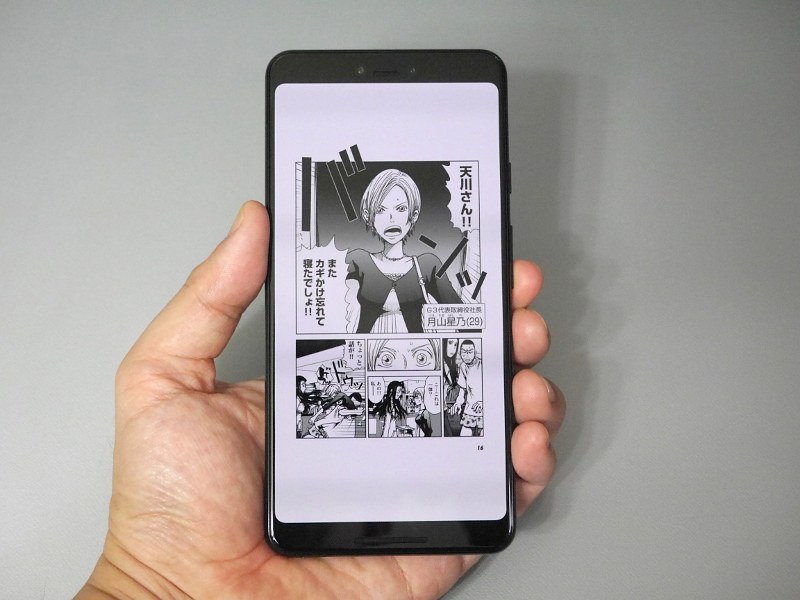 左手で持った状態。ちょうど人差し指で音量ボタンを押せる