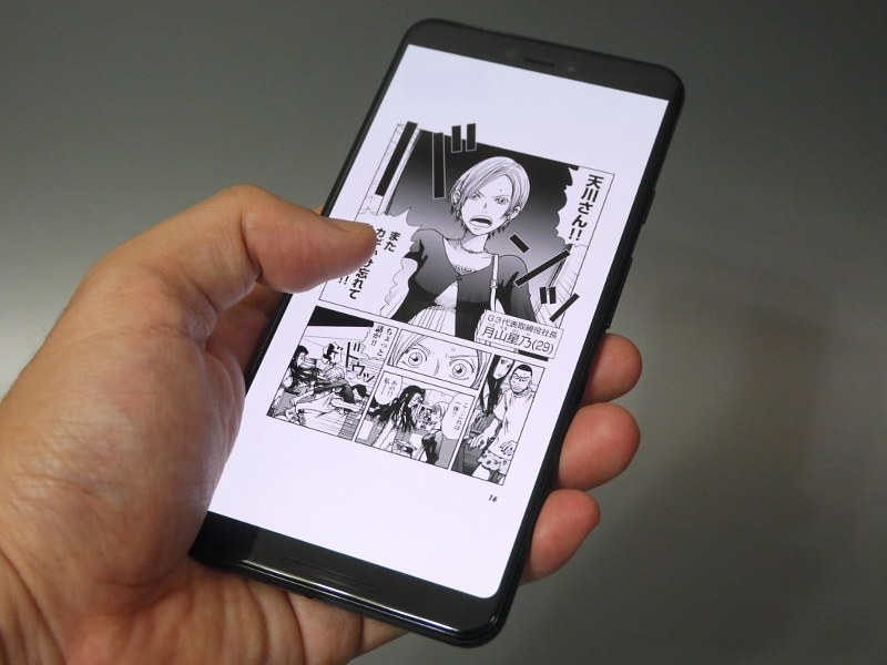 タップやスワイプでページをめくる場合、片手だとこのような持ち方になる。親指の付け根が画面にふれてページが勝手にめくられることがあるので、握りの深さは注意する必要がある