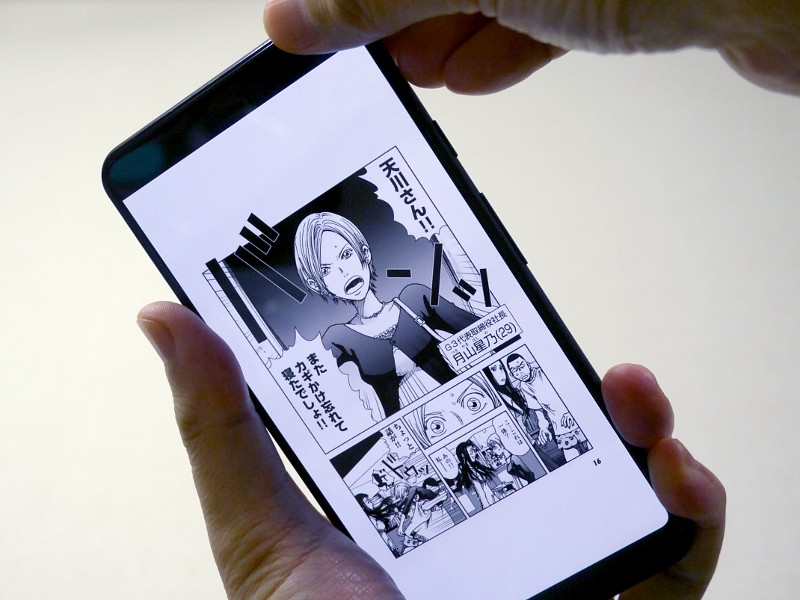 仰向けの姿勢で本製品を使っていて、端末を保持するために上端に軽く指を添えると、ホールドしているとみなされ、タップやスワイプが反応しなくなる。どんな端末でも起こりうる症状だが、本製品はかなり端の位置でもこの症状が起こりやすい