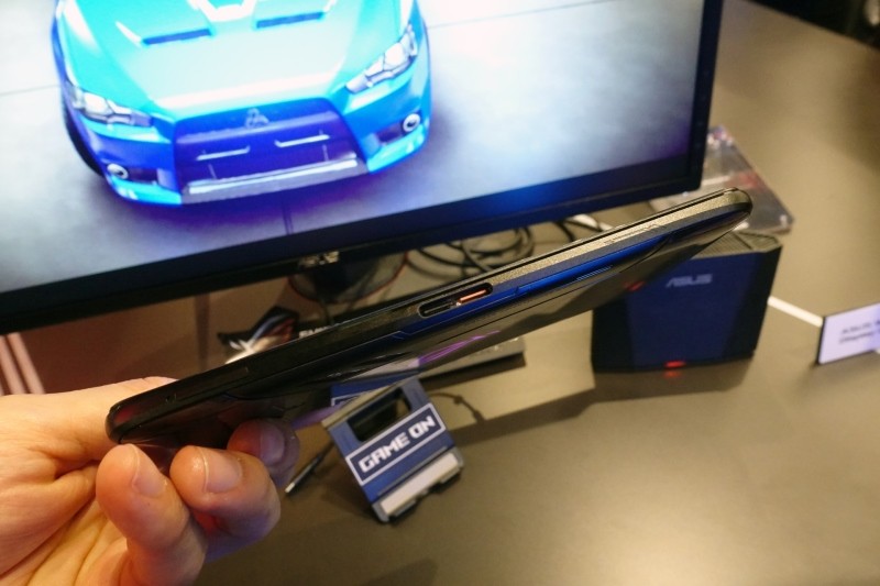 左側面にあるUSB Type-C端子(左)と、拡張ドックなどを接続する端子(右)