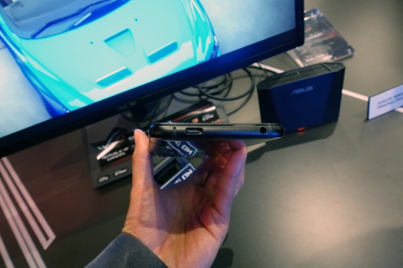 底面のUSB Type-Cポート