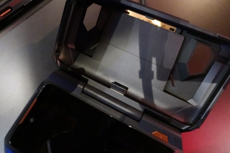 ROG Phoneを取り外したところ